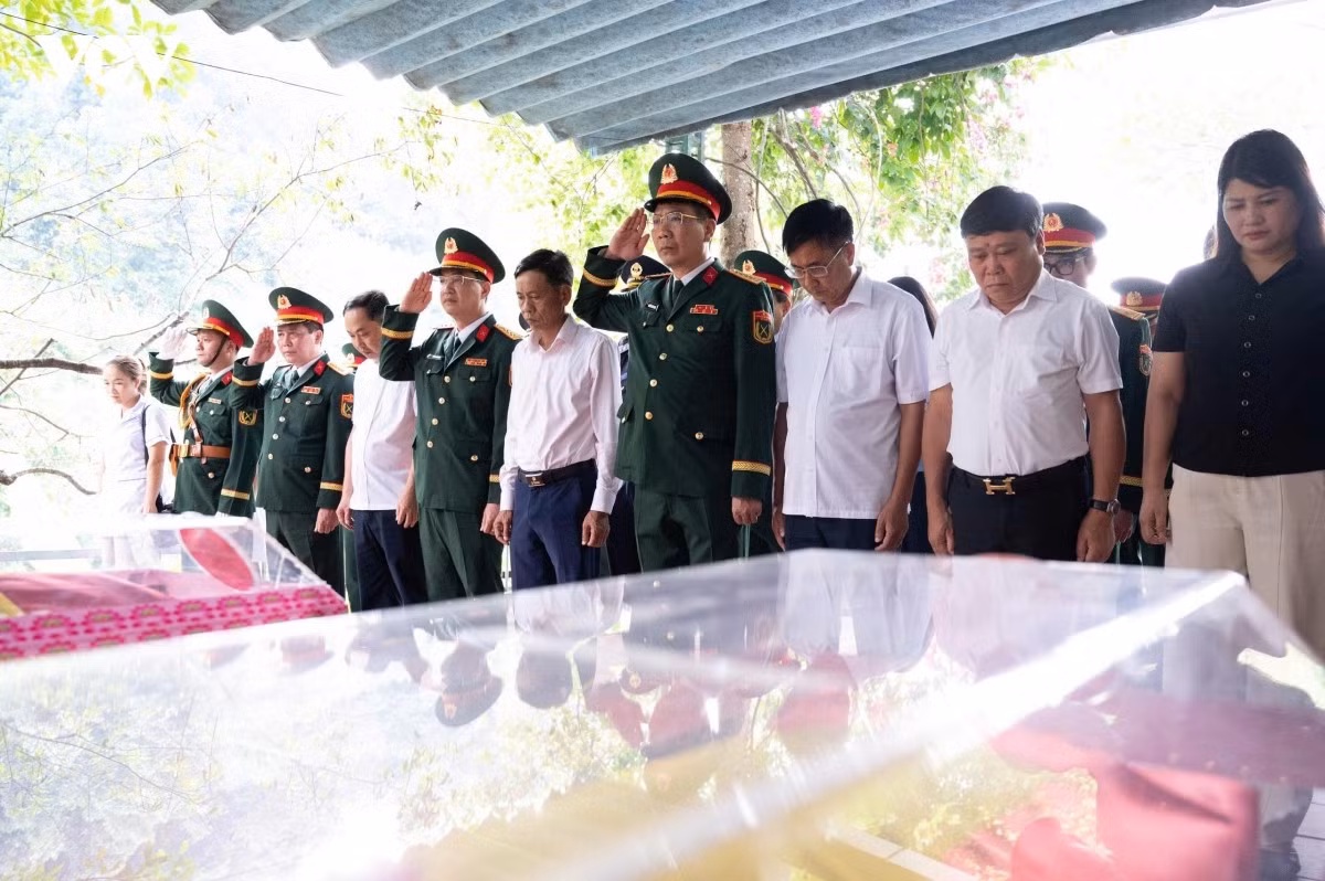 Đại diện Bộ Chỉ huy quân sự tỉnh Tuyên Quang, chính quyền địa phương và các thành viên Đội Tìm kiếm, quy tập hài cốt liệt sĩ tại lễ tiễn đưa 93 liệt sĩ hy sinh trong các cuộc chiến đấu bảo vệ Tổ quốc.
