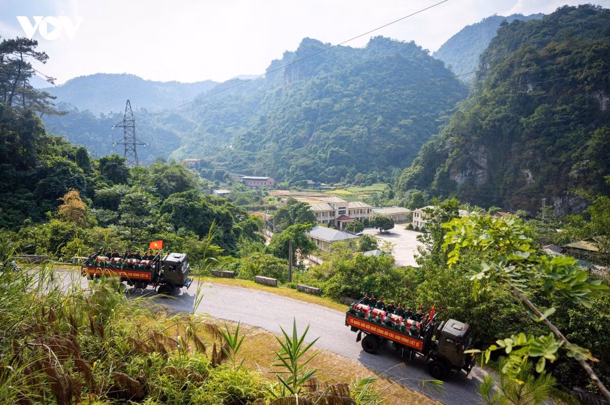Sau nghi thức dâng hương, mặc niệm và tiễn biệt, các hài cốt liệt sĩ lần lượt được đưa lên xe, bắt đầu hành trình về Nghĩa trang Liệt sĩ Quốc gia Vị Xuyên.