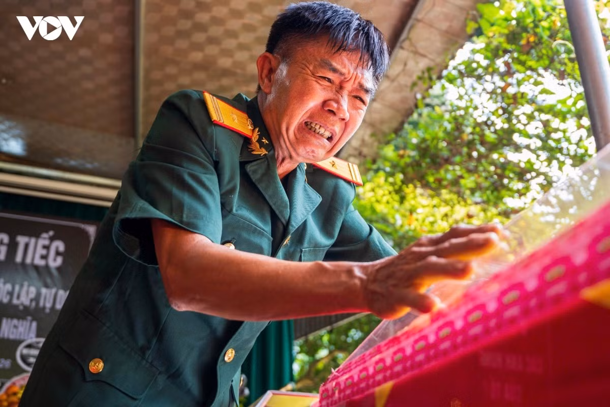 Cựu chiến binh Trịnh Xuân Hùng không khỏi xúc động khi gặp lại đồng đội.