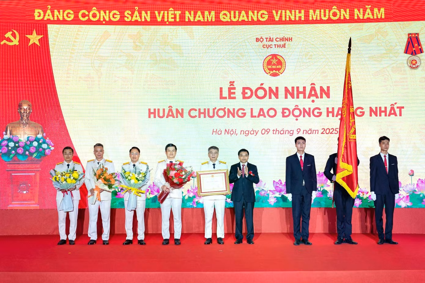 anh-1-du-chang-duong-phia-truoc-con-nhieu-thu-thach-nhung-voi-su-doan-ket-dong-long-can-bo-cong-chuc-nganh-thue-viet-nam-se-tiep-tuc-vung-buoc-tren-con-duong-cung-dat-nuoc-chuyen-minh.jpg