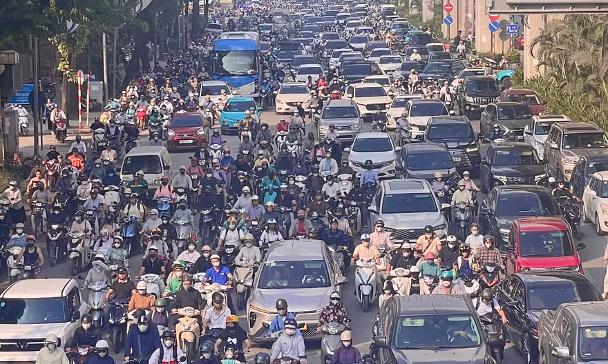 Kẹt cứng nhiều tuyến phố Hà Nội ngày đầu học sinh đến trường sau khai giảng