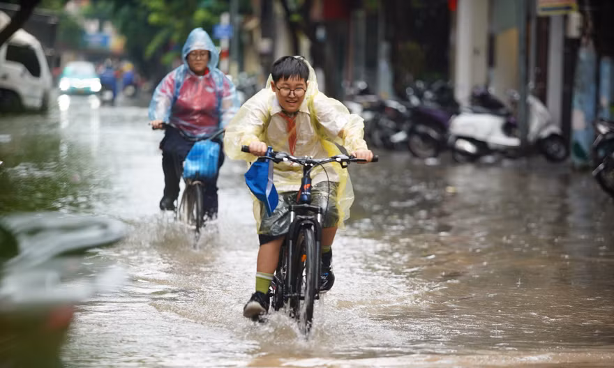 Mưa xối xả hơn 30 phút, nhiều tuyến phố Hà Nội ngập, ùn tắc kéo dài