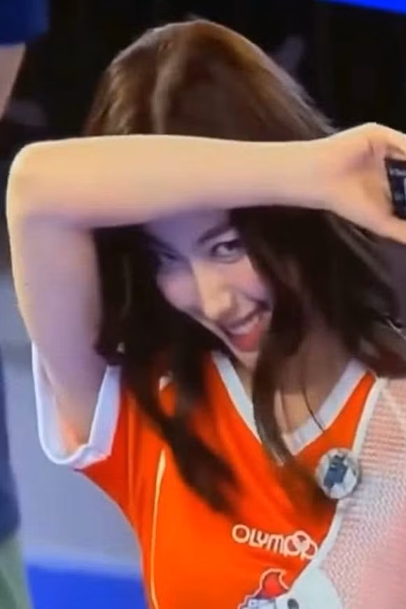 "Nữ thần bắn cung" thế hệ mới: Xinh không kém Tzuyu TWICE lại còn hài hước