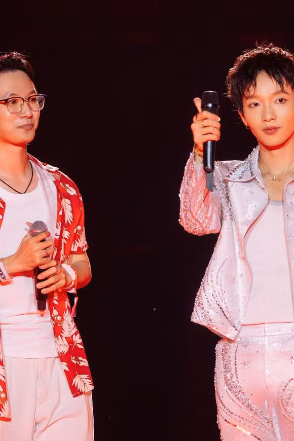 Hoàng Dũng tinh tế, "đỡ miếng" cho fanboy đu trọn 3 đêm concert Xoay Tròn