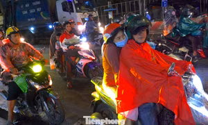 Người dân đội mưa quay lại TPHCM sau nghỉ lễ
