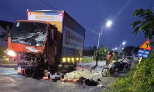 3 người đi trên một xe máy chết tại chỗ khi va chạm với xe tải trên đường 