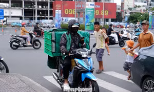 400.000 xe máy xăng sang xe điện ở TPHCM: Tài xế công nghệ trăm mối ngổn ngang 