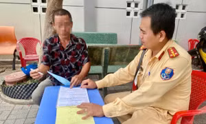 Manh động sau va chạm giao thông, người đàn ông lộ ra hàng loạt vi phạm