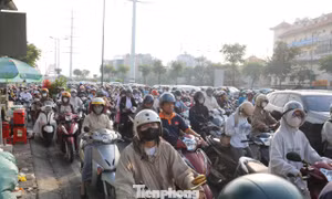 Sau kỳ nghỉ Tết Dương lịch, nhiều tuyến đường trung tâm TPHCM ken cứng người xe 