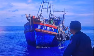 Tàu Kiểm ngư cấp cứu kịp thời ngư dân gặp nạn trên biển