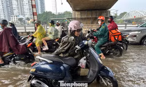 Xe chết máy, người dân TPHCM lội bì bõm giờ tan tầm