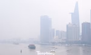 Bầu trời TPHCM tối sầm, sương mù dày đặc từ sáng sớm