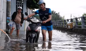 Triều cường vượt 1,7 m, khu dân cư TPHCM chìm trong nước