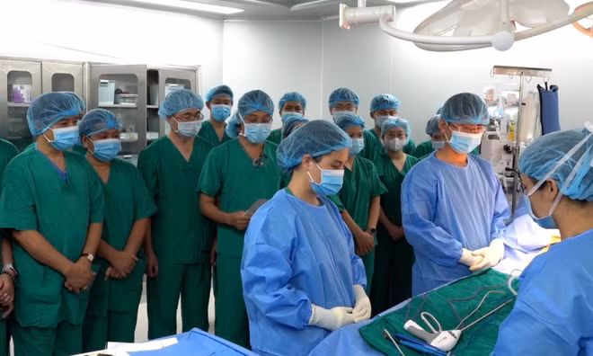 Giám đốc Bệnh viện Xanh Pôn nghẹn lời tri ân nghĩa cử của nữ đồng nghiệp