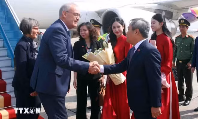 Tổng thống Thụy Sĩ và Phu nhân đến Hà Nội, bắt đầu thăm chính thức Việt Nam