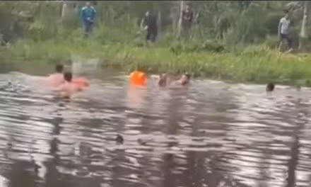 Trong lúc đi câu cá, nhóm thiếu niên đã xuống ao tắm, sau đó một em đã bị đuối nước, tử vong.