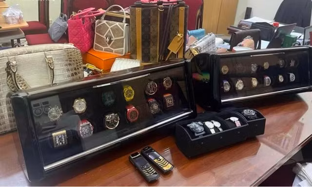 Thu loạt xe sang, hàng chục đồng hồ xa xỉ, túi xách hàng hiệu tại nhà bạn gái của Mr Pips