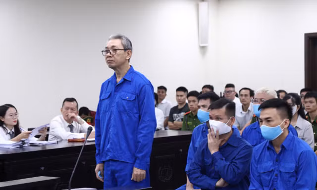 Hình ảnh cựu Phó chủ tịch UBND tỉnh Thanh Hóa Lê Đức Giang cùng đồng phạm tại tòa