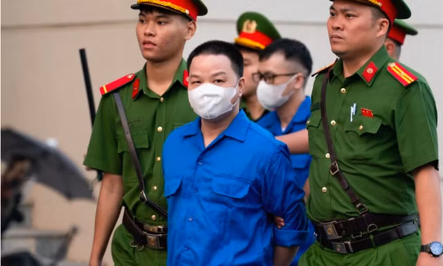 Nạn nhân tố bị trùm lừa đảo Mr Hunter cho hàng chục côn đồ đến nhà đe dọa vì dám tố cáo