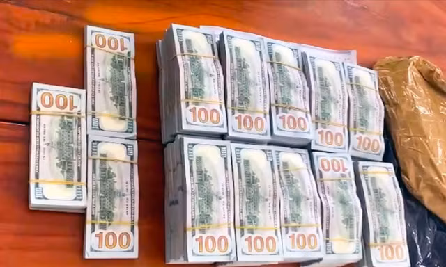 2 nhân viên ngân hàng 'tiếp tay' cho đường dây vận chuyển 52 triệu USD qua biên giới