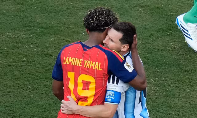 Cầu thủ Argentina duy nhất không quay lưng khi Tây Ban Nha ăn mừng vô địch