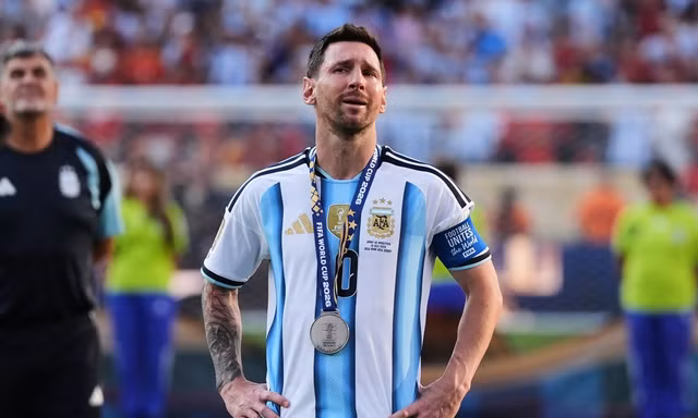 Messi né CĐV, vội rời sân bay khi trở lại Argentina