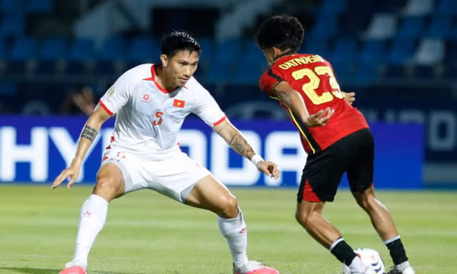 Văn Hậu và đồng đội để lộ nhiều lỗ hổng ở trận Timor Leste. Ảnh: Hữu Phạm.