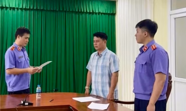 Nhóm cựu cán bộ 'đổi trắng thay đen' hồ sơ vụ tai nạn khiến vụ nữ sinh tử vong ở Vĩnh Long như thế nào?