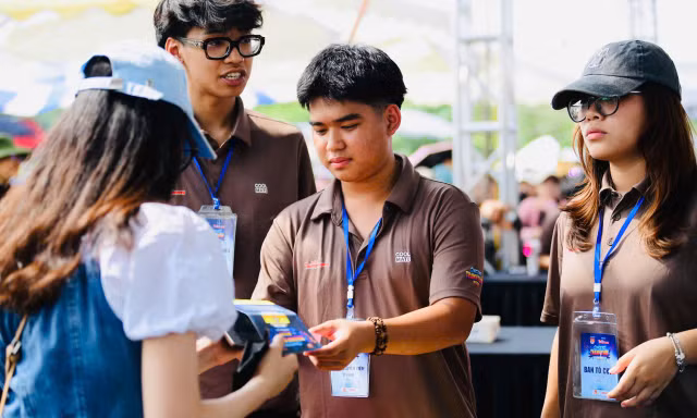 Dòng người đổ về concert Thanh xuân, ban tổ chức làm việc hết công suất