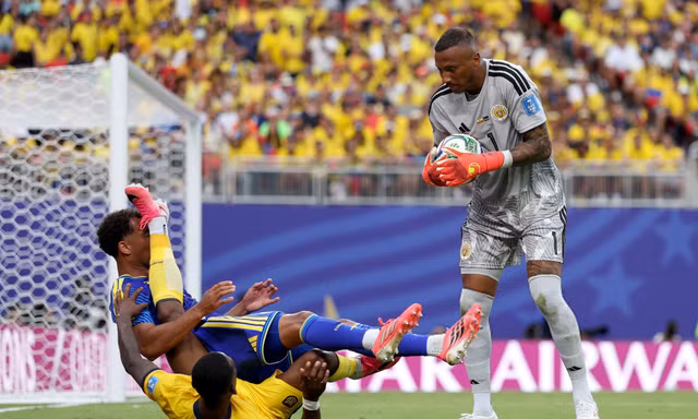 Thủ môn từng đối đầu Công Phượng, Quang Hải gây sốt World Cup