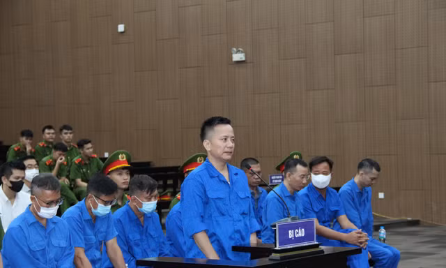 Doanh nghiệp thu tiền của người lao động vượt quy định để 'bôi trơn' quan chức 