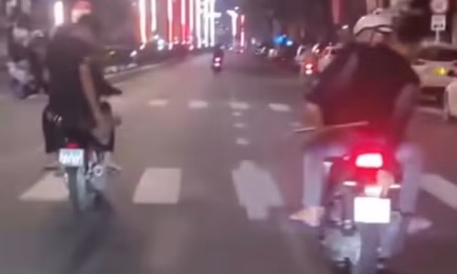 Nhóm quái xế đánh võng trên đường. 