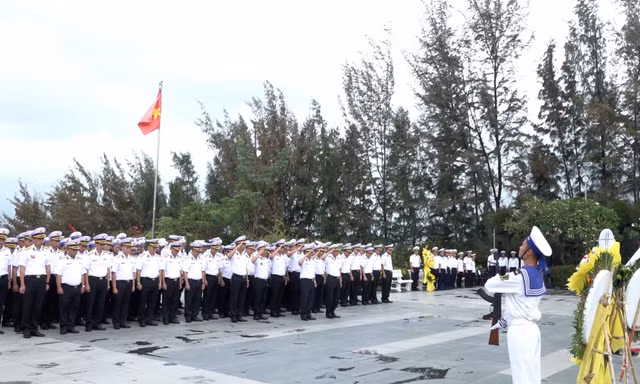 Lực lượng Hải Quân làm lễ tưởng nhớ các anh hùng đã hy sinh để bảo vệ chủ quyền lãnh thổ. 
