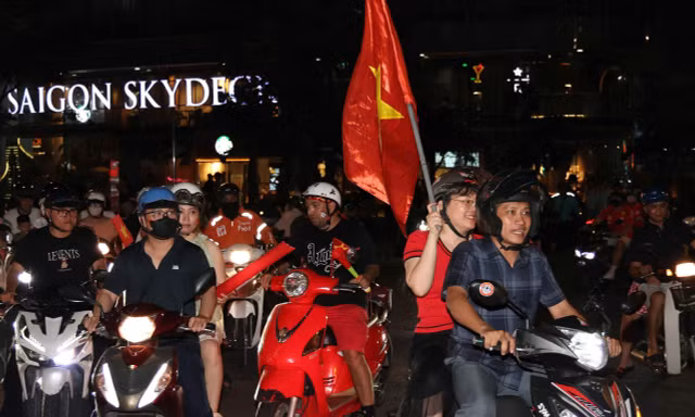 Người dân đổ ra đường sau khi tuyển Việt Nam thắng Thái Lan