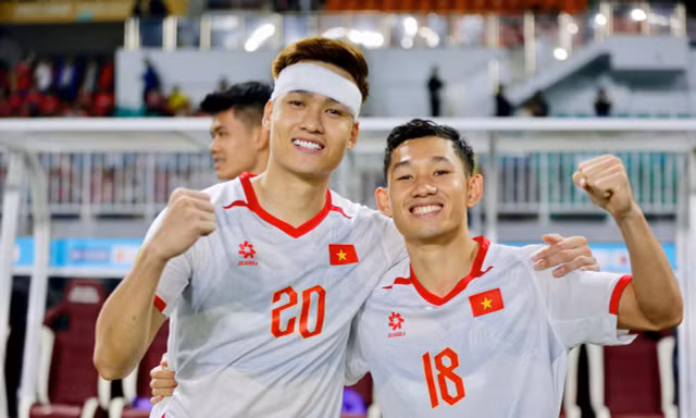 Bùi Hoàng Việt Anh thay thế tốt vai trò của Văn Hậu.