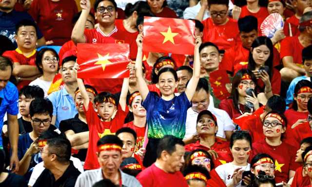 Người dân cả nước vỡ òa sau bàn thắng của Hoàng Hên