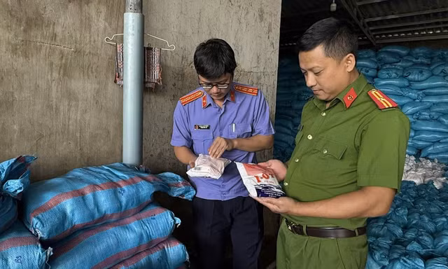 Hàng ngàn tấn muối I-ốt giả tung ra thị trường bán để trục lợi.