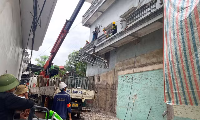 Vụ xịt nước vào thợ xây ở Hà Nội: Tháo dỡ phần ban công lấn chiếm