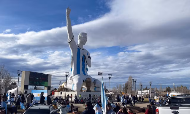 Messi và tượng đài cao nhất thế giới