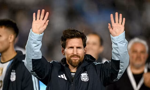 Messi nghẹn ngào chia tay đồng đội, CĐV tuyển Argentina