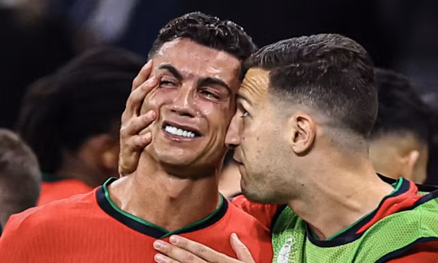 Vụ ồn ào Ronaldo: 300.000 CĐV quay lưng với tuyển Bồ Đào Nha