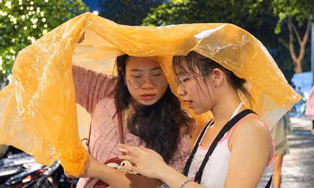 Cơn mưa không dập nổi sức nóng của Tinh hà say hi