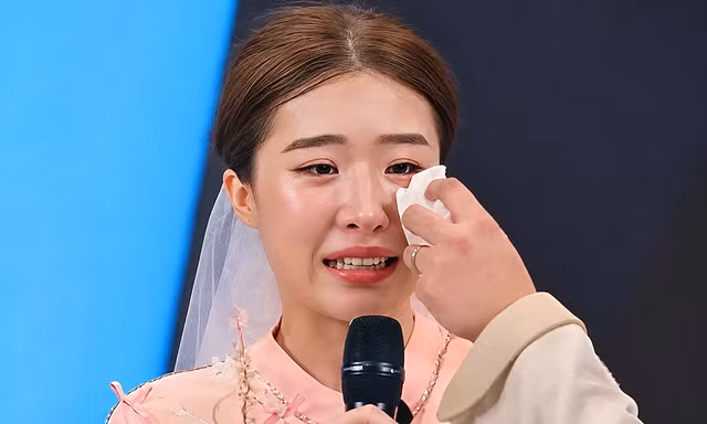 Bạn gái khóc vì chờ mãi đám cưới với Quân A.P