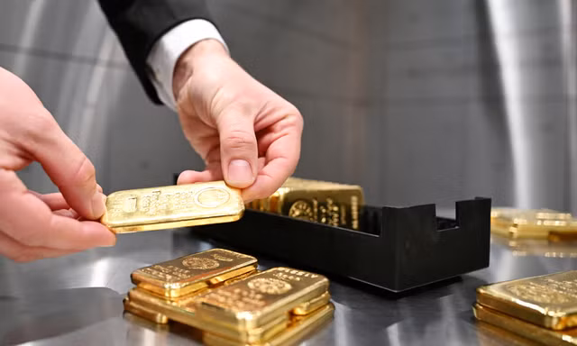 Giá vàng thế giới tăng, sức ép lớn từ USD
