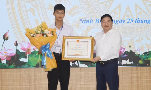 Nam sinh lớp 11 nhận bằng khen sau hành động dũng cảm cứu hai em nhỏ