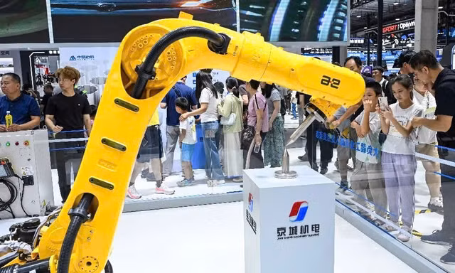 Các nhà máy Trung Quốc đẩy mạnh ứng dụng robot trong sản xuất. (Ảnh: China Daily)