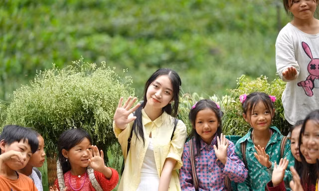 Dư Thủy Tiên trong một chuyến đi khám phá văn hóa và cảnh đẹp Việt Nam.