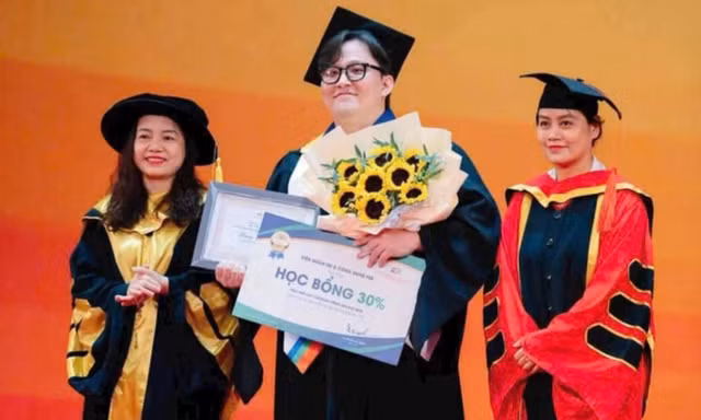 Thợ cơ khí trở thành thủ khoa ở tuổi 27