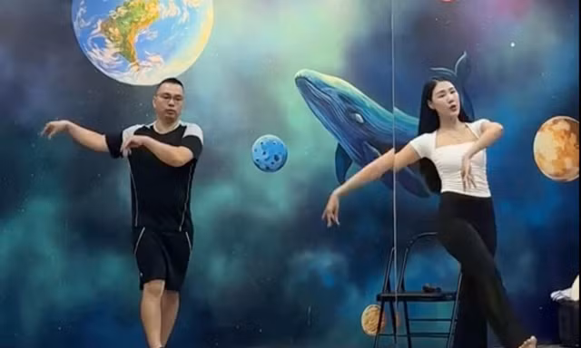 Anh Dũng học múa cổ trang cùng giáo viên (Ảnh: Cắt từ clip).