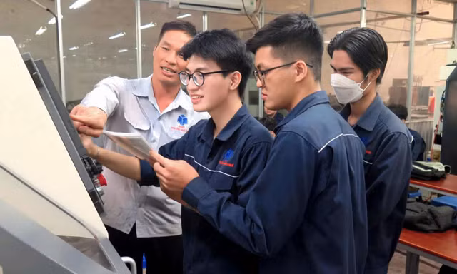 Học phí đại học liên tục tăng cao, vì sao nhiều trường vẫn ‘chưa đủ’?
